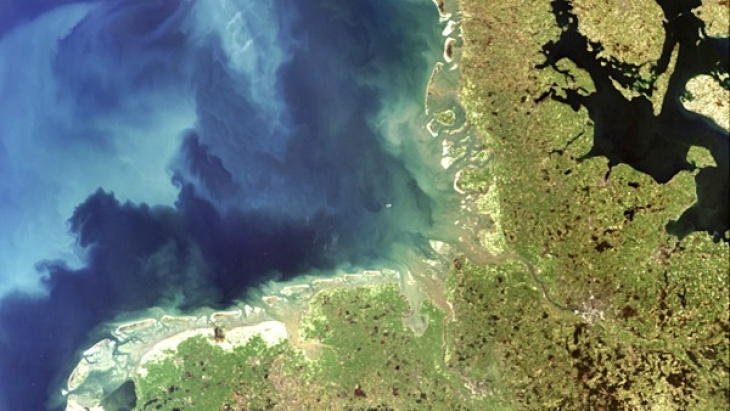 Satellitenaufnahme Norddeutschland mit Tideelbe und Nordsee (Foto: NASA)         